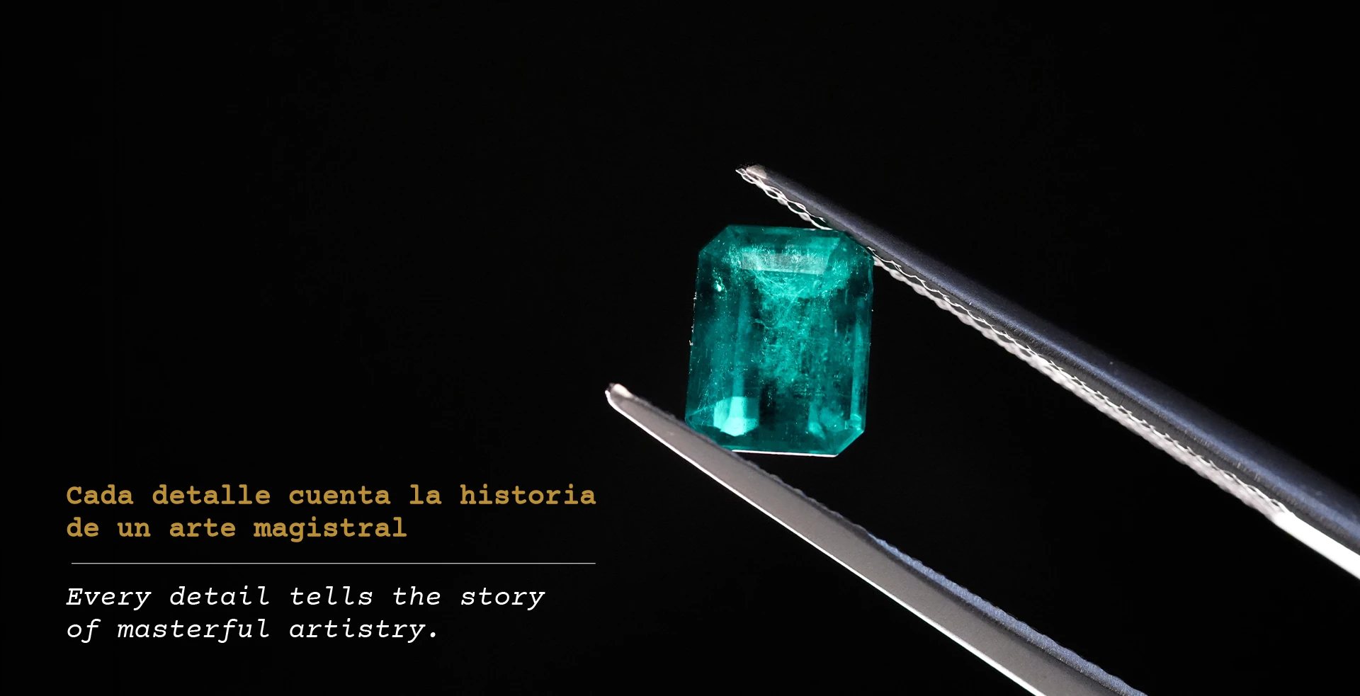 Esmeralda colombiana sostenida con pinzas — cada detalle cuenta la historia de un arte magistral