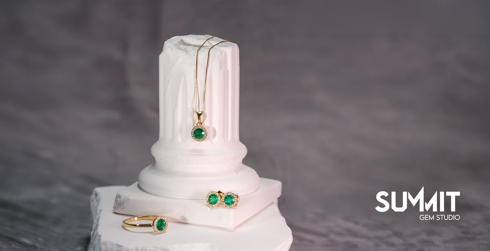 Collar y aretes de esmeraldas en oro — SUMMIT Gem Studio