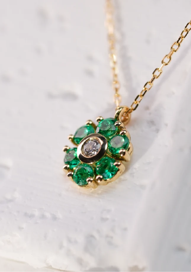 Collar de oro blanco con dije de esmeralda