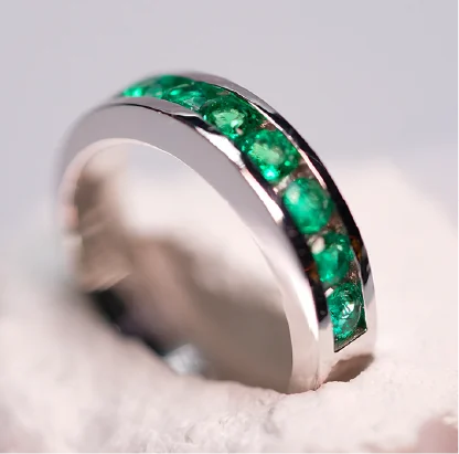 Anillo de oro blanco con esmeraldas engastadas en canal