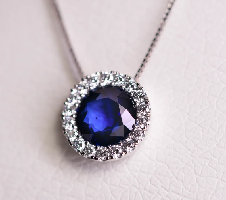 Dije de zafiro azul con halo de diamantes