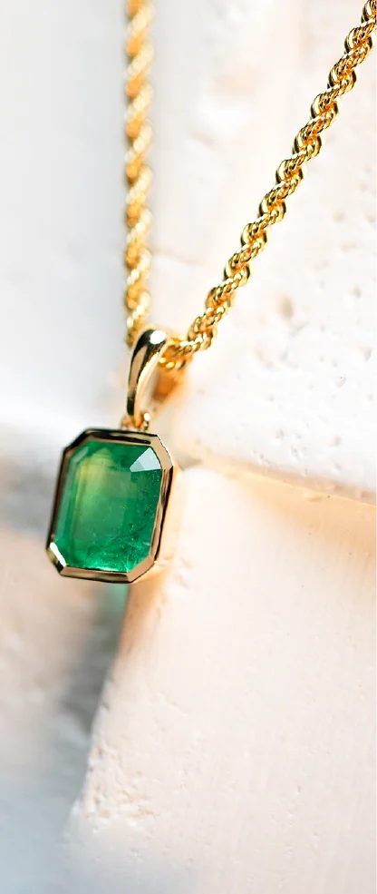 Dije de esmeralda talla esmeralda en cadena de oro
