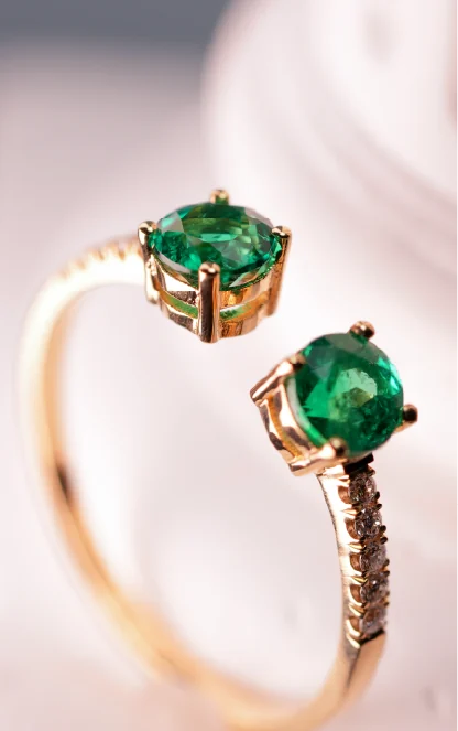 Anillo de dos esmeraldas estilo toi et moi